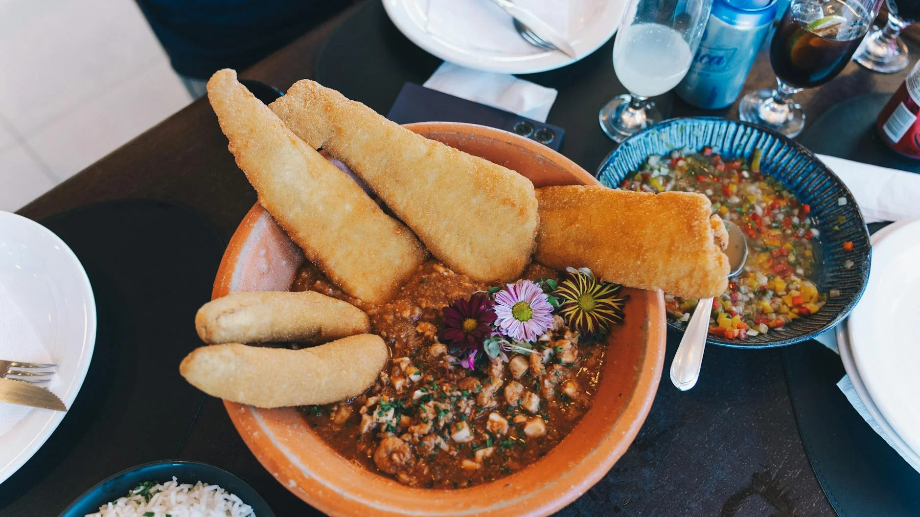 A mouthwatering seafood stew with fried fish and vegetables served in a rustic setting. — Foto: Aleson Padilha / Pexels