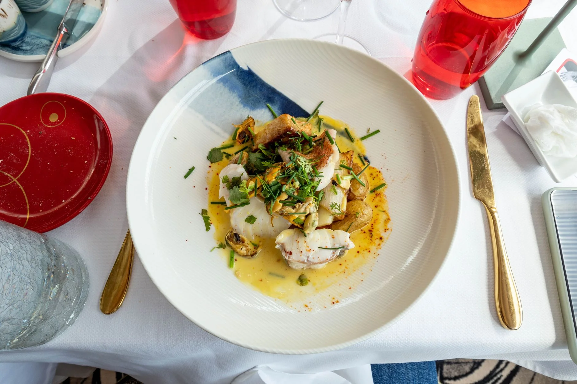 Delicious gourmet seafood platter served at a French restaurant with artistic presentation. — Foto: Bingqian Li / Pexels