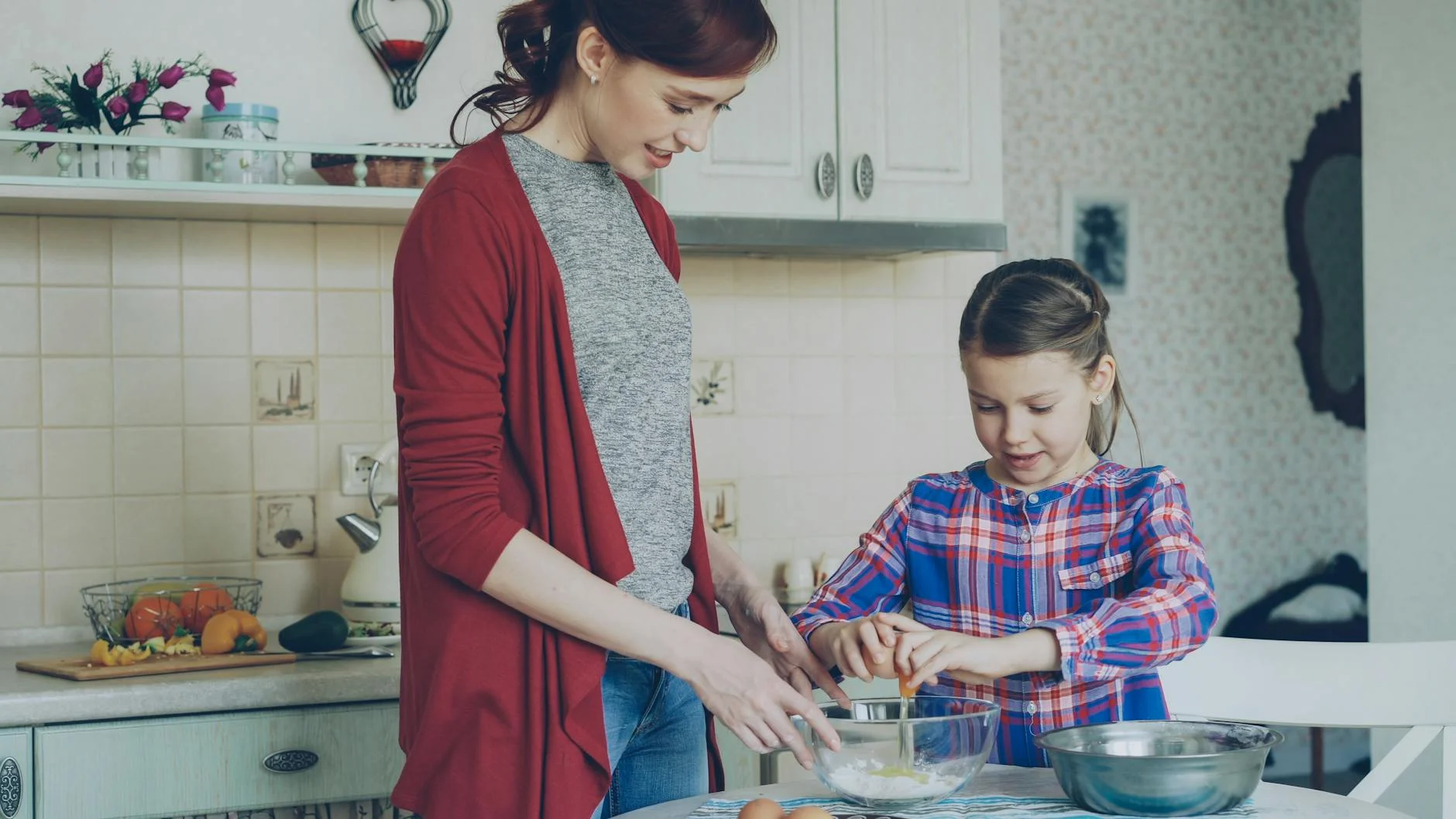 A mother and daughter enjoy baking together in a cozy kitchen setting. — Foto: Vitaly Gariev / Pexels