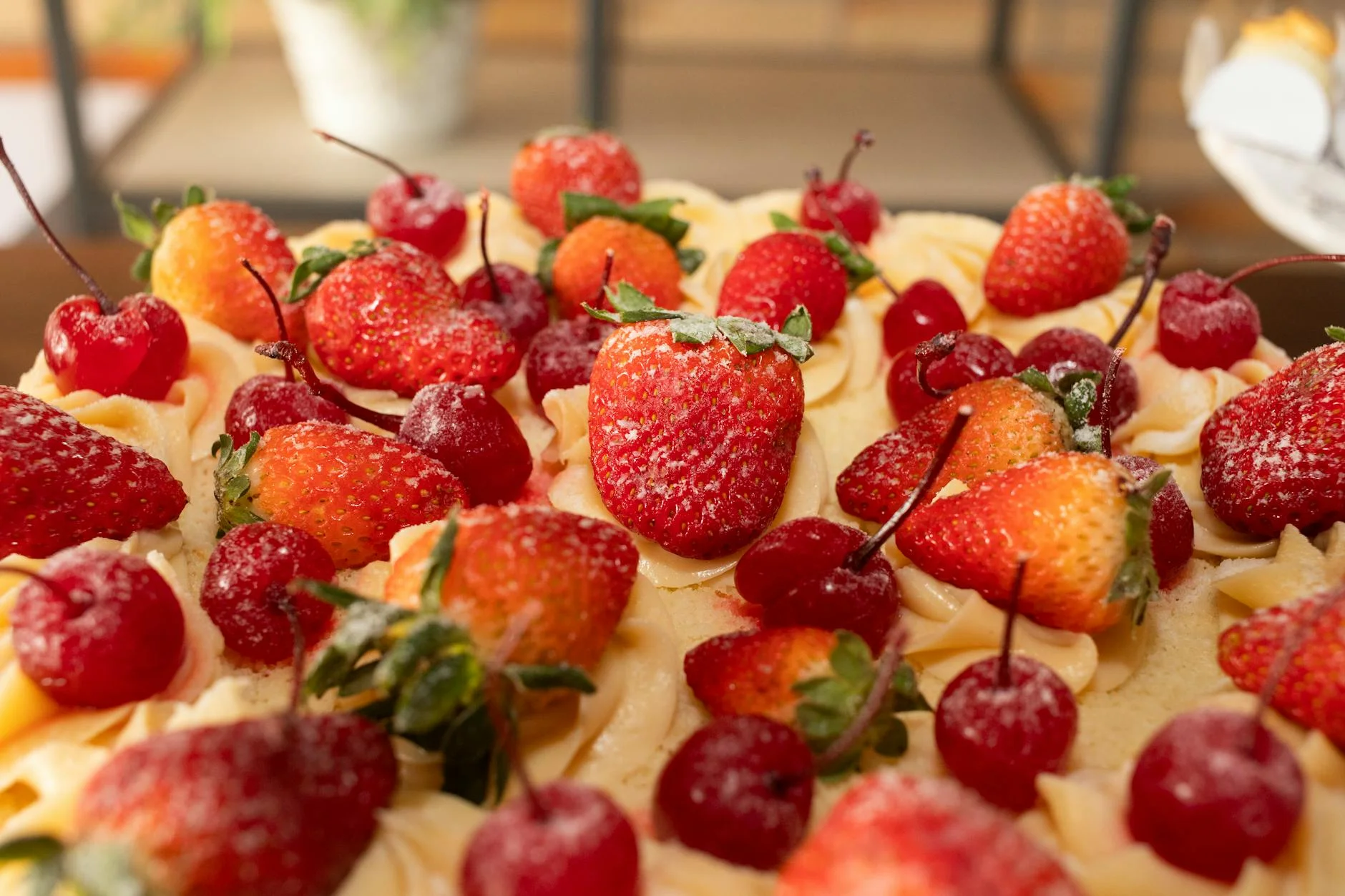 Delicious cream cake decorated with fresh strawberries and cherries. — Foto: Breno Cardoso / Pexels