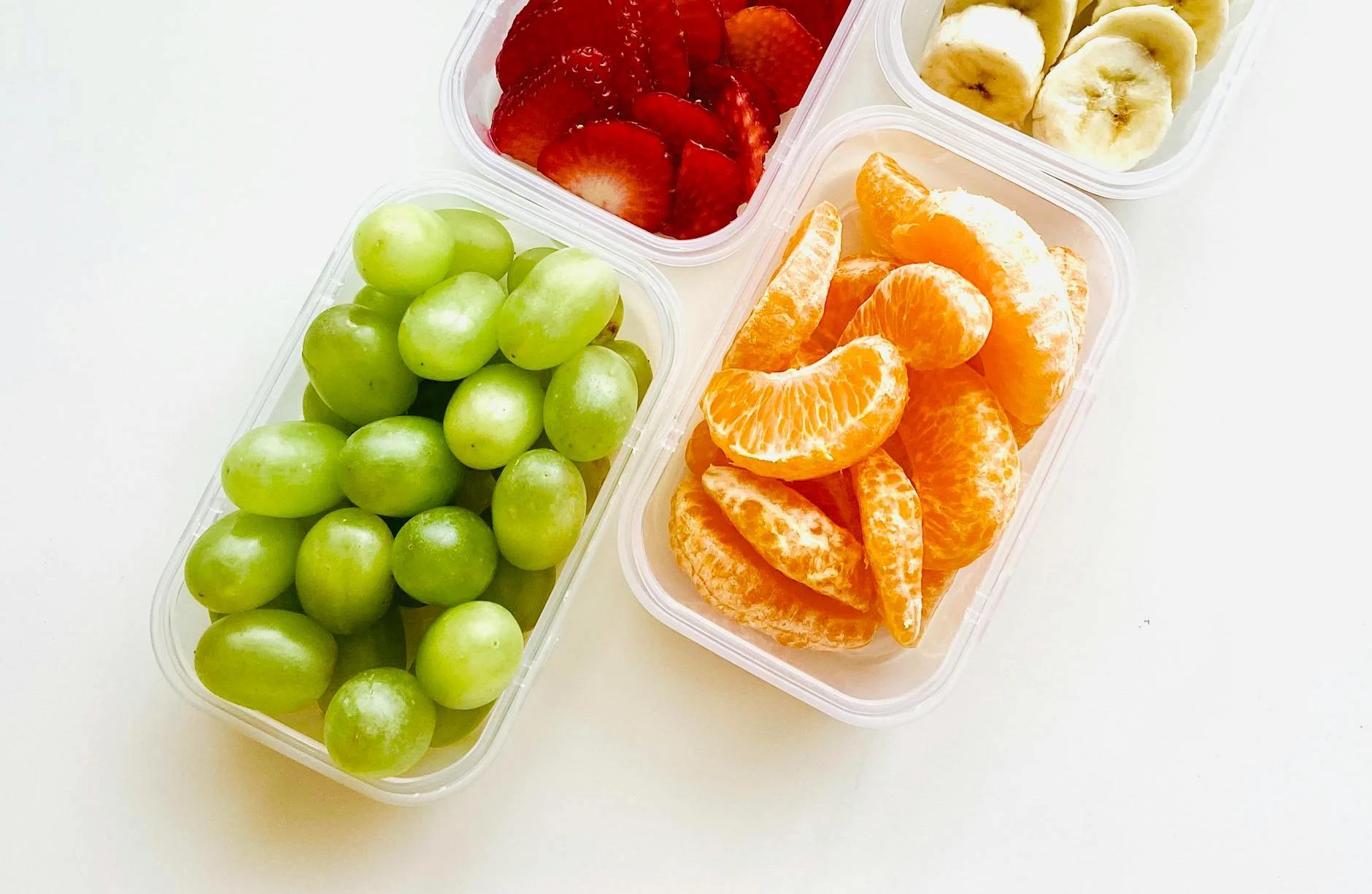 Bright and fresh fruits in containers, ideal for a healthy snack or meal prep. — Foto: Bora C / Pexels
