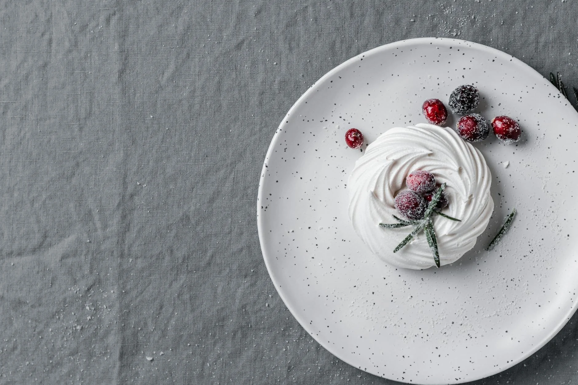 Delicious pavlova dessert topped with fresh berries and mint on a speckled plate. — Foto: Anna Pyshniuk / Pexels