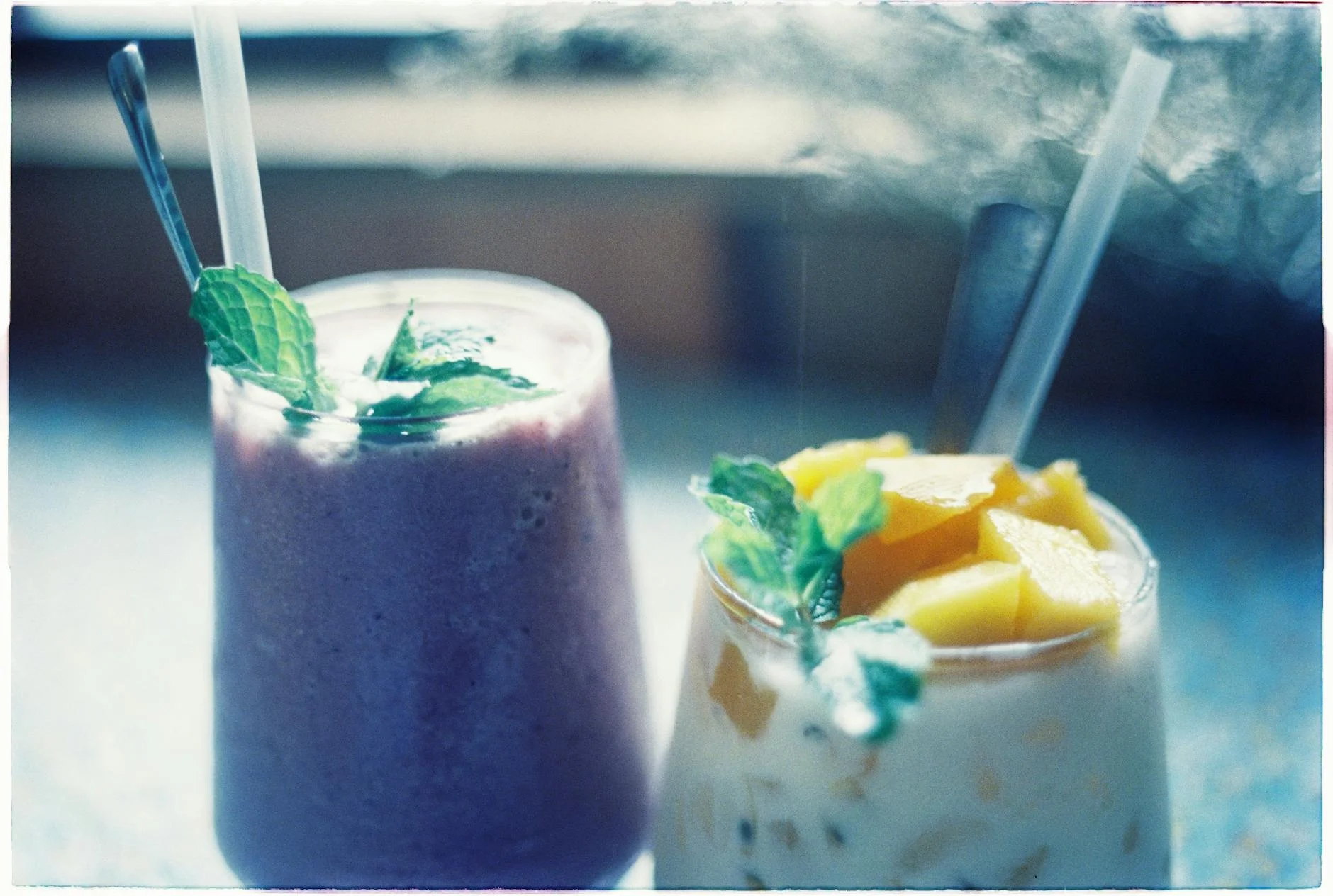 Refreshing tropical fruit smoothies topped with fresh mint, perfect for a summer treat. — Foto: Long Nguyễn / Pexels