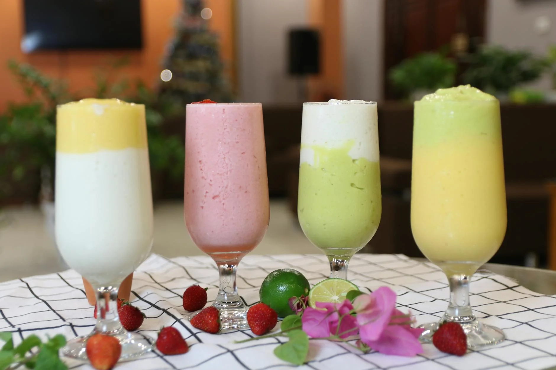 A vibrant array of healthy fruit smoothies in wine glasses, perfect for a balanced diet. — Foto: Ngoc Binh Ha / Pexels
