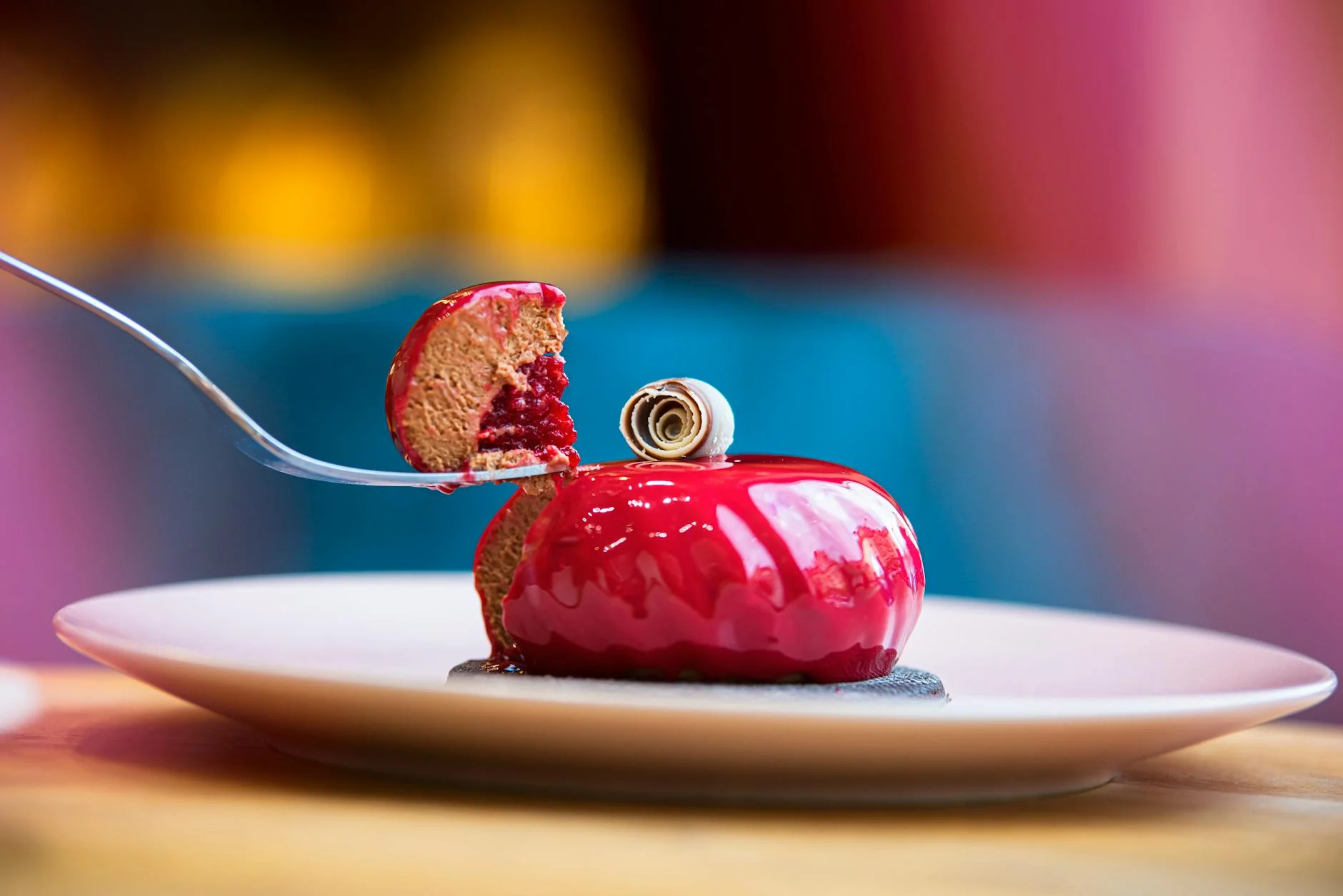 A photorealistic, professional photography, 8K, cinematic lighting, sharp focus, depth of field, shot on a high-end DSLR, of a stand mixer bowl filled with perfectly whipped aquafaba, forming stiff, glossy peaks. A whisk attachment is visible, slightly elevated, with some aquafaba clinging to it. The background is a softly blurred modern kitchen. Delicious red dessert decorated with syrup and chocolate and placed on white plate on table — Foto: Piotr Arnoldes / Pexels