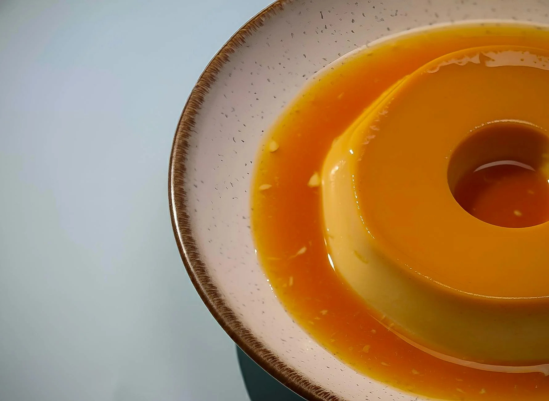Delicious creamy caramel flan served on a ceramic plate with smooth texture in a gentle soft light. — Foto: Nascimento Jr. / Pexels