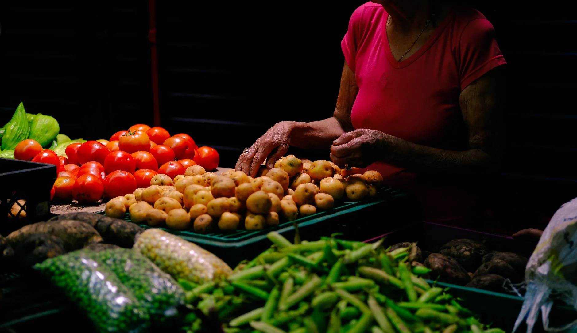 Colorful display of fresh vegetables at a market in Ibagué, Colombia, showcasing local produce. — Foto: Daniela  Perilla / Pexels