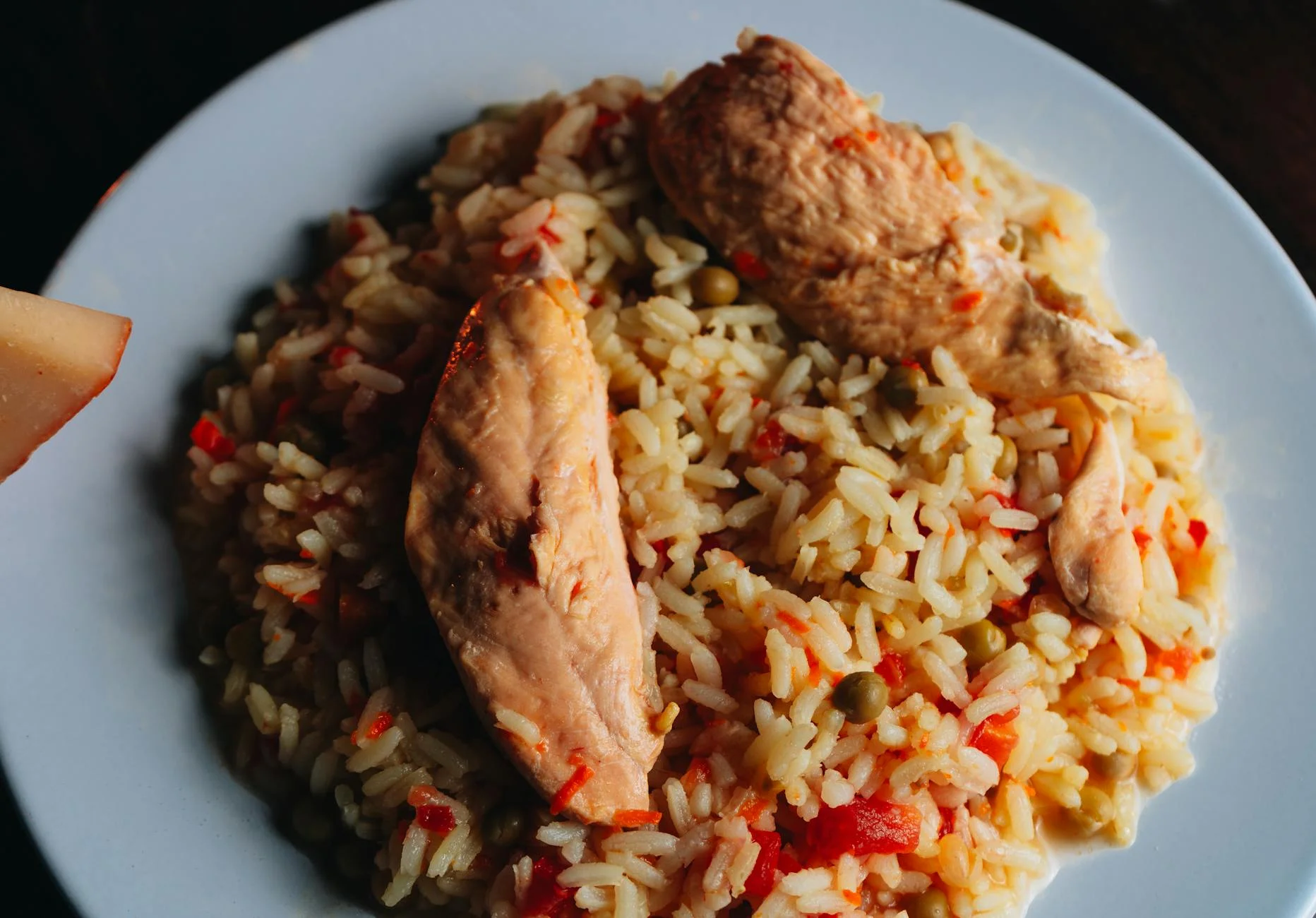 Close-up of a savory chicken and rice dish, perfect for dinner or lunch. — Foto: Andres Alaniz / Pexels