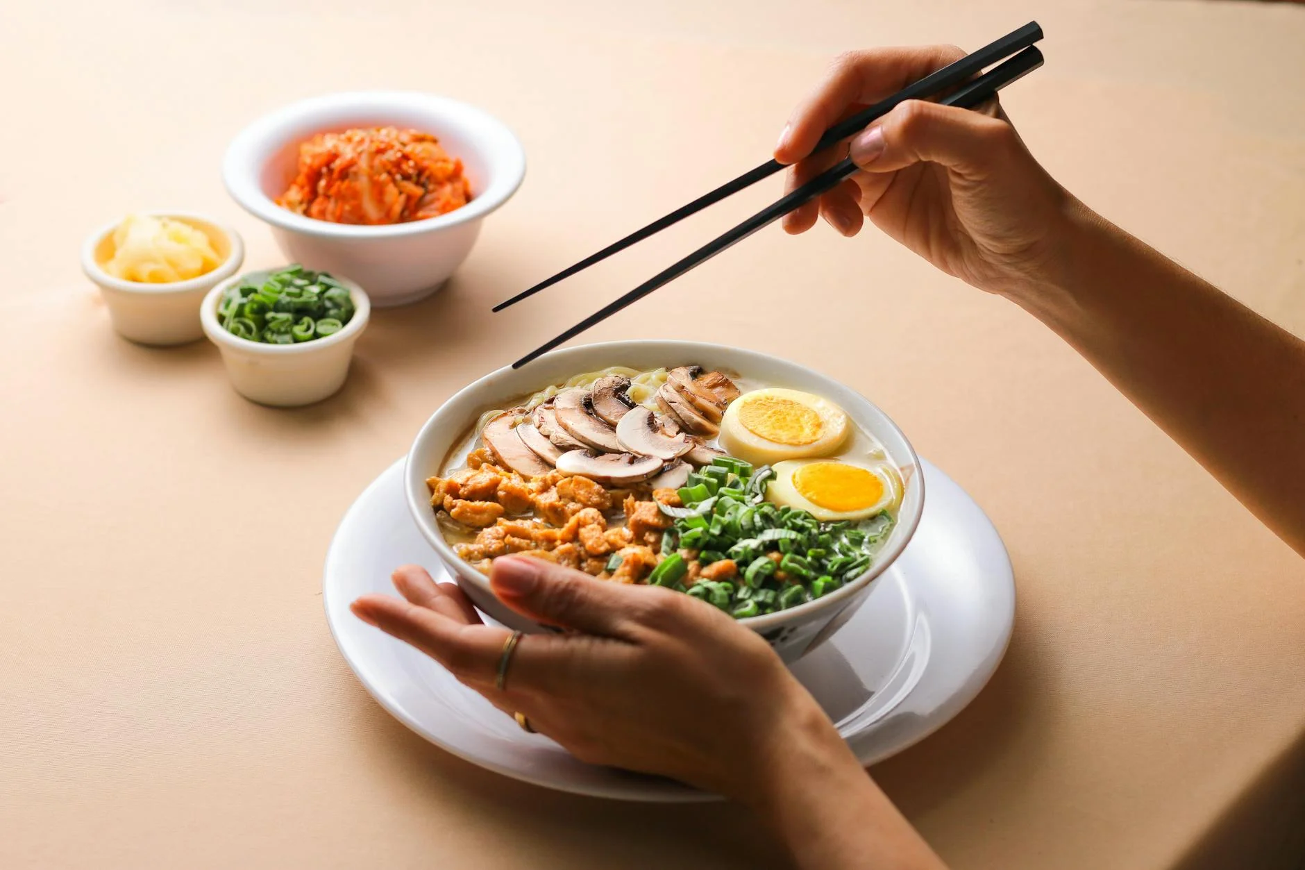 A vibrant ramen bowl with mushrooms, eggs, and vegetables, ready to enjoy with chopsticks. — Foto: Sergio Arreola / Pexels