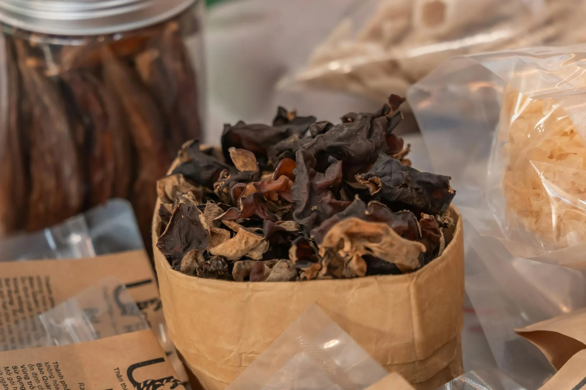Close-up of dried mushrooms and spices in market setting, ideal for culinary, natural ingredients photos. — Foto: Surya Travel / Pexels